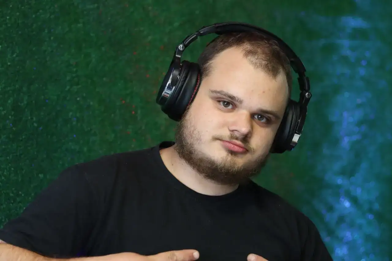 DJ Akun: Ile ma lat? Prawdziwe imię i kariera od myjni!