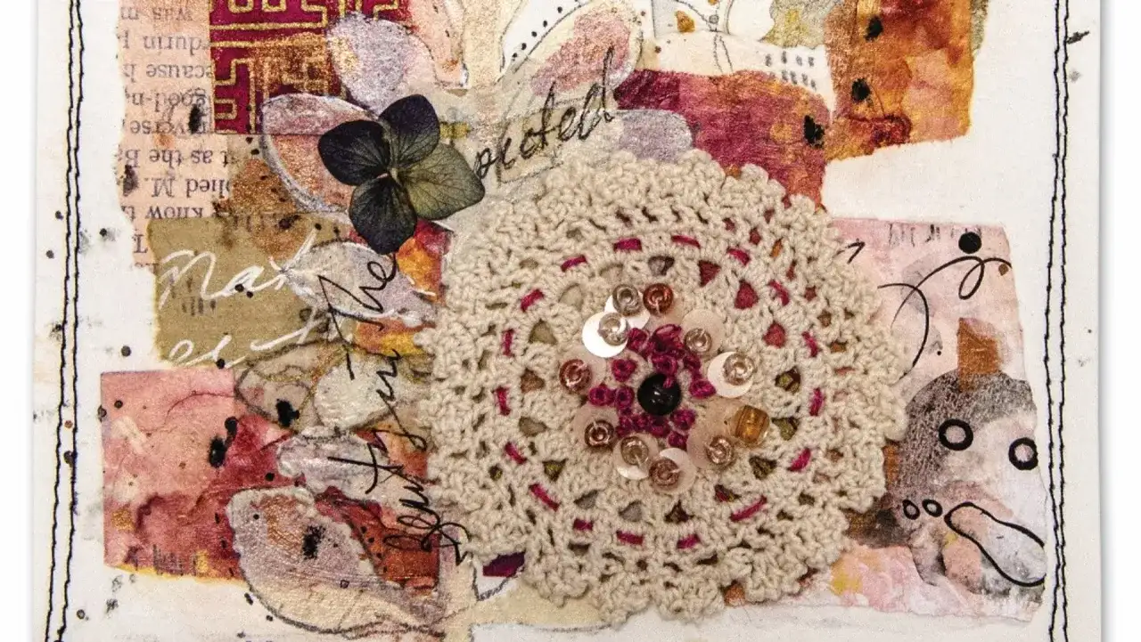 Kolaż ze zdjęć: koronka, suszony kwiat, cekiny i fragmenty papieru tworzą artystyczną kompozycję.