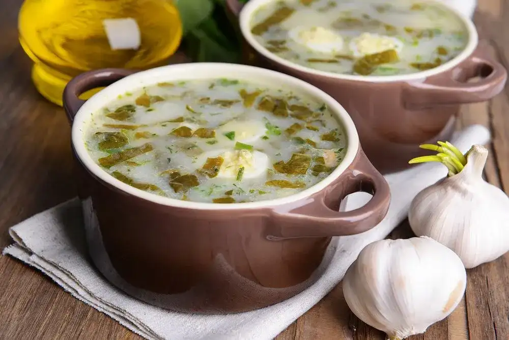 Jak zrobić zupę szczawiową ze świeżego szczawiu – prosta receptura bez błędów