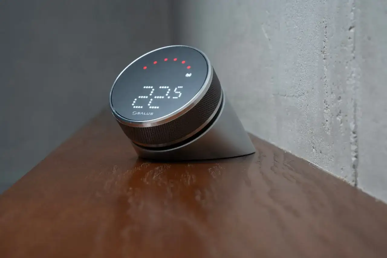 Nowoczesny regulator pokojowy Salus z cyfrowym wyświetlaczem temperatury 22.5°C.