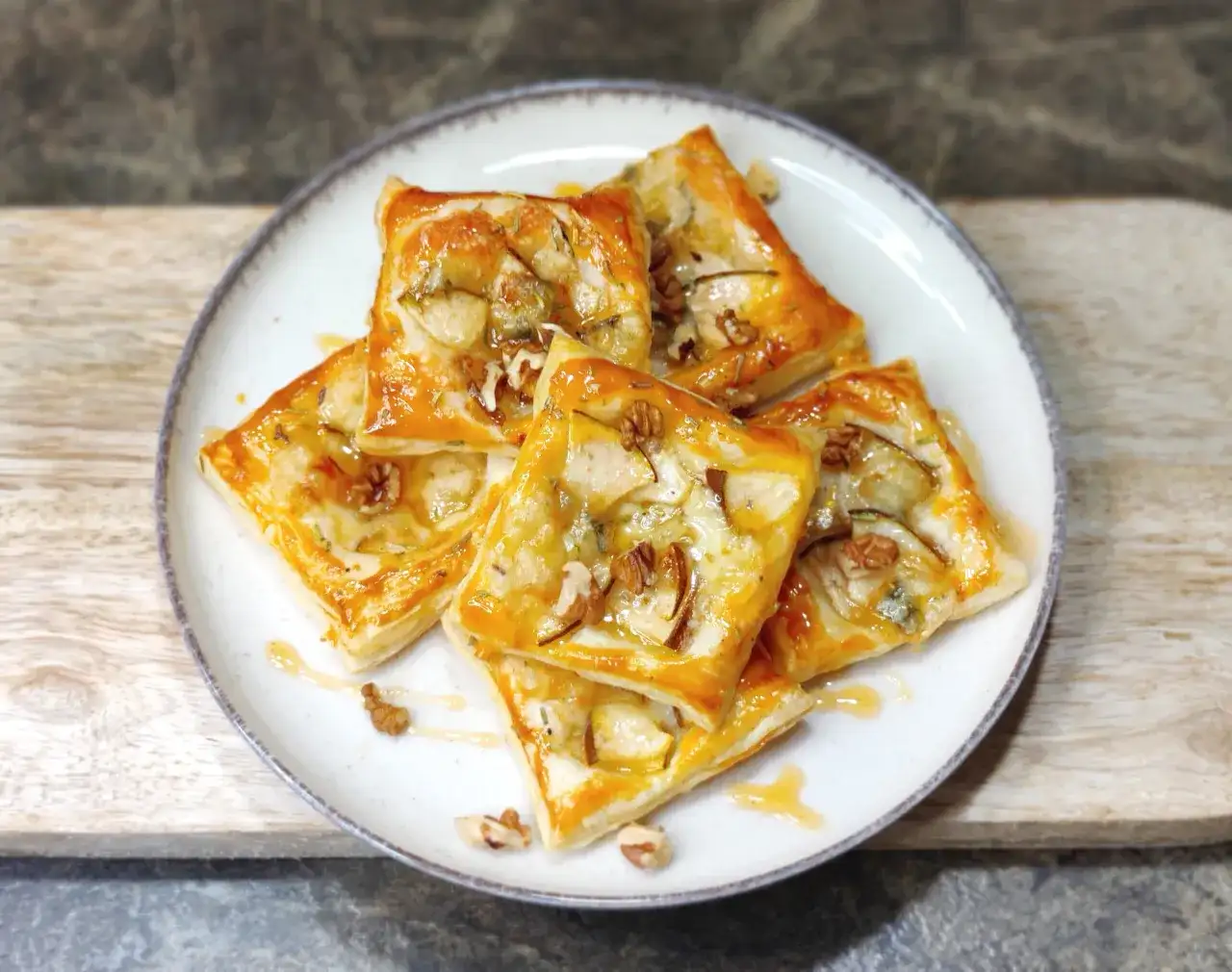 Ciasto francuskie z gruszką i gorgonzolą - Idealne połączenie smaków