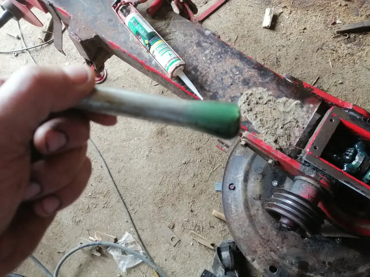 Ile oleju do kosiarki rotacyjnej? Poradnik eksperta Karola Wiśniewskiego