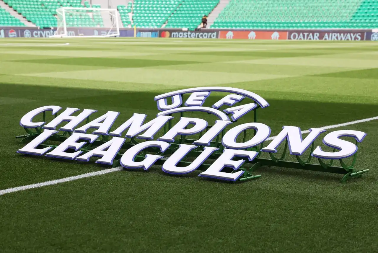 Napis UEFA Champions League na murawie stadionu. Kto w finale Ligi Mistrzów?