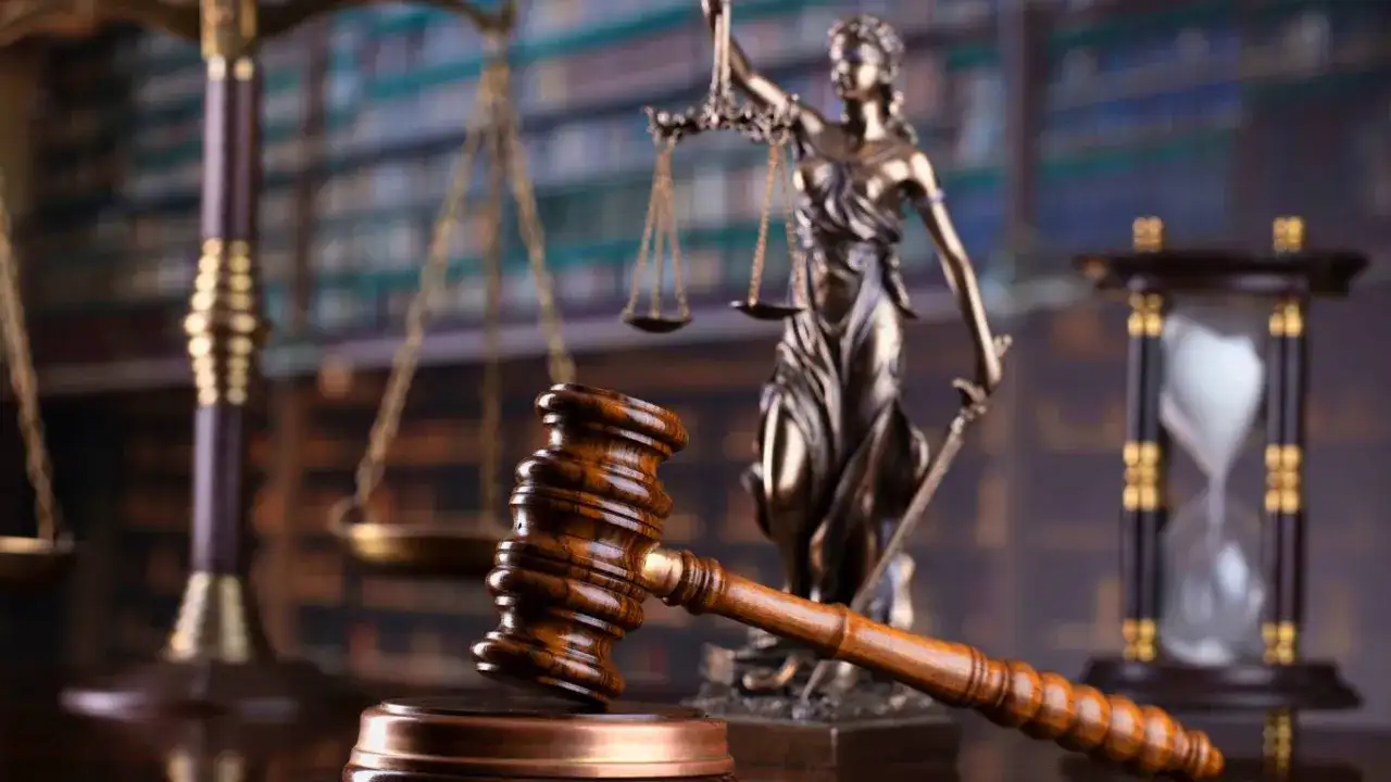 Kto tańszy: adwokat czy radca prawny? Sprawdź różnice w cenach