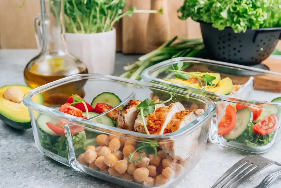 Co jeść po treningu? Sprawdź najlepsze posiłki i zasady regeneracji