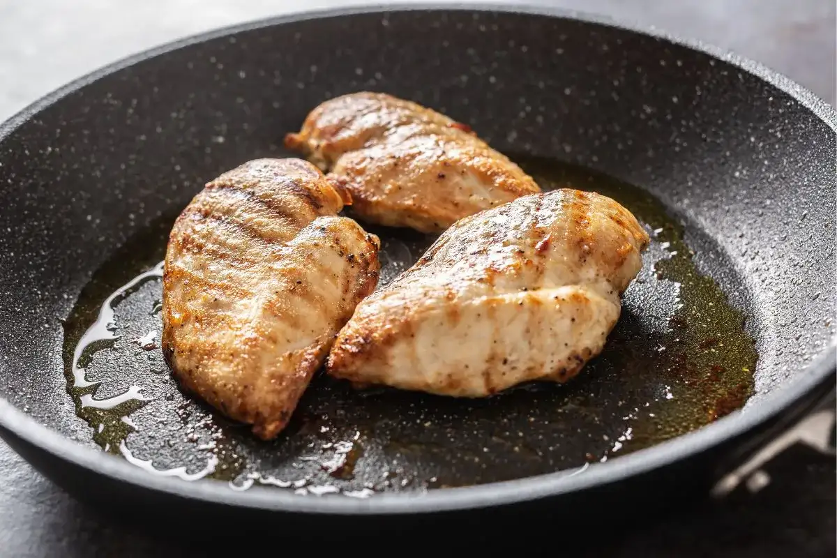 Jak smażyć kawałki kurczaka na patelni: 5 sekretów soczystego mięsa