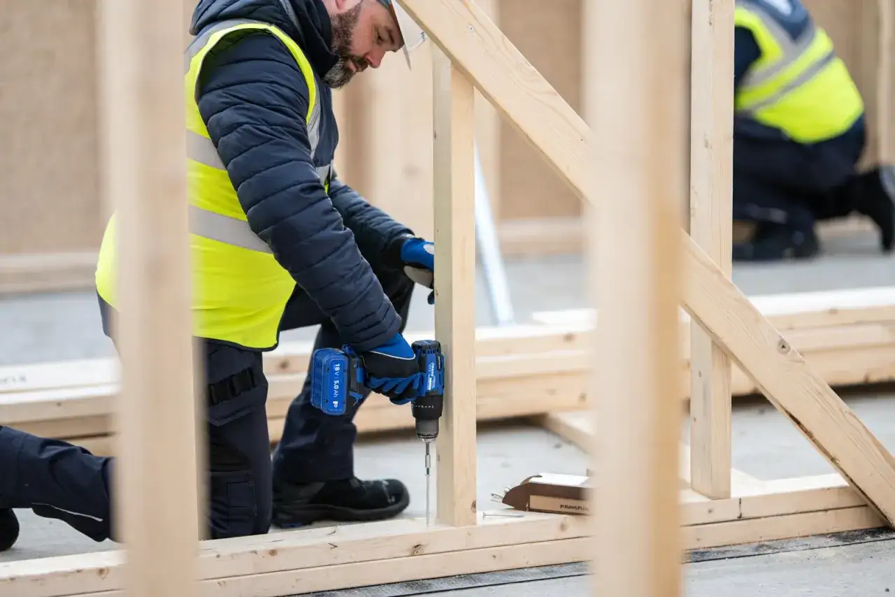 Jakie kołki do drewna wybrać, aby uniknąć błędów w stolarstwie