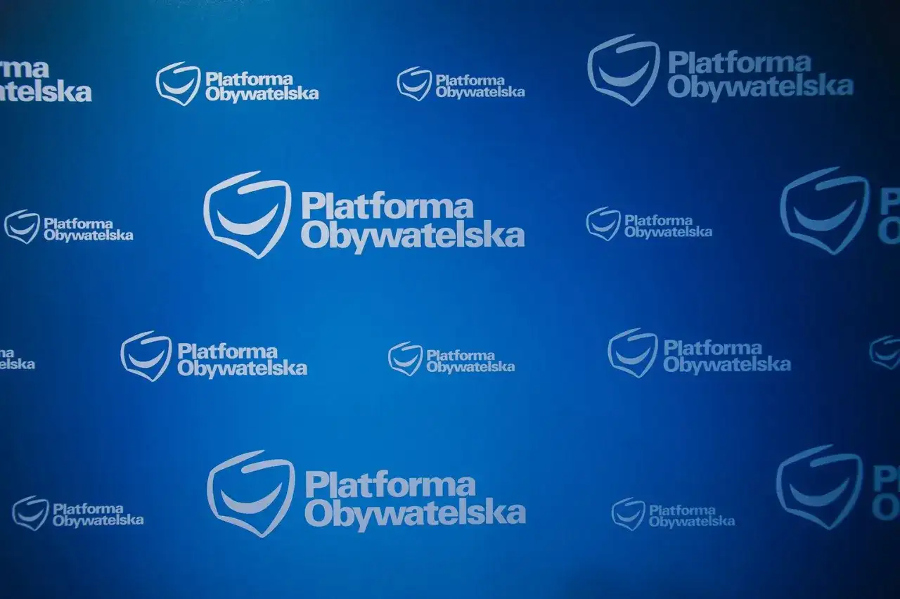 Niebieskie tło z powtarzającym się logo i napisem "Platforma Obywatelska".