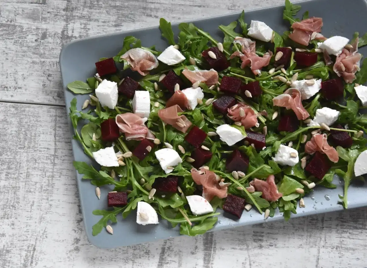 Sałatka z burakami i serem kozim, która zachwyci Twoje podniebienie