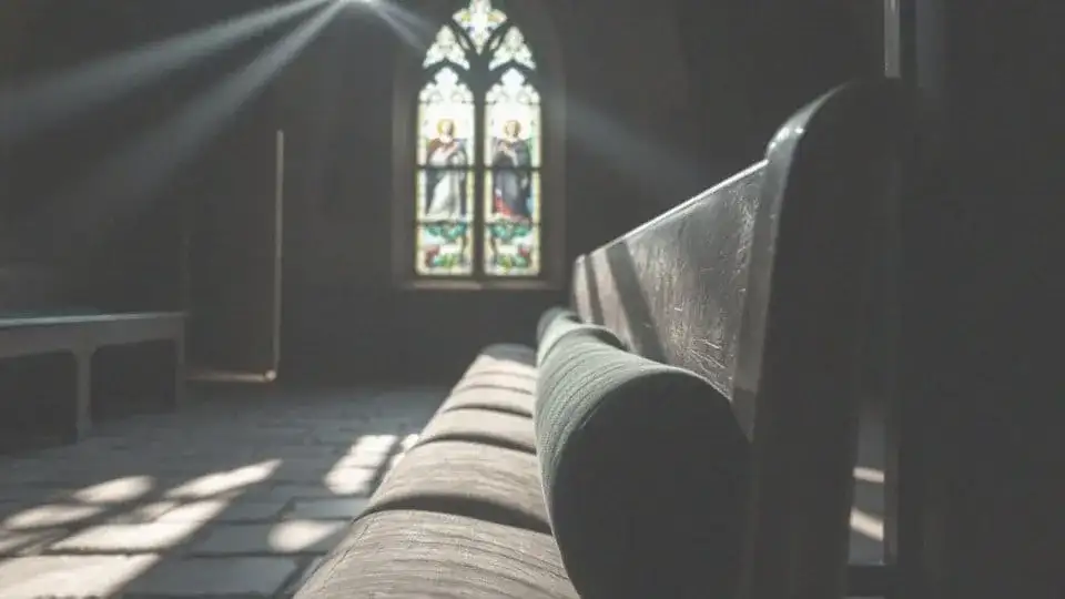 Czy czytanie horoskopu to grzech? Co mówi Kościół i dlaczego to ważne