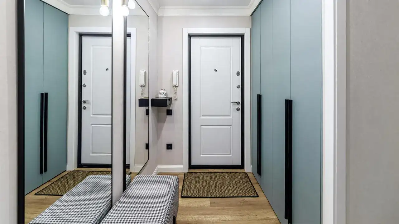 Jak zasłonić wnękę w przedpokoju i zyskać więcej przestrzeni