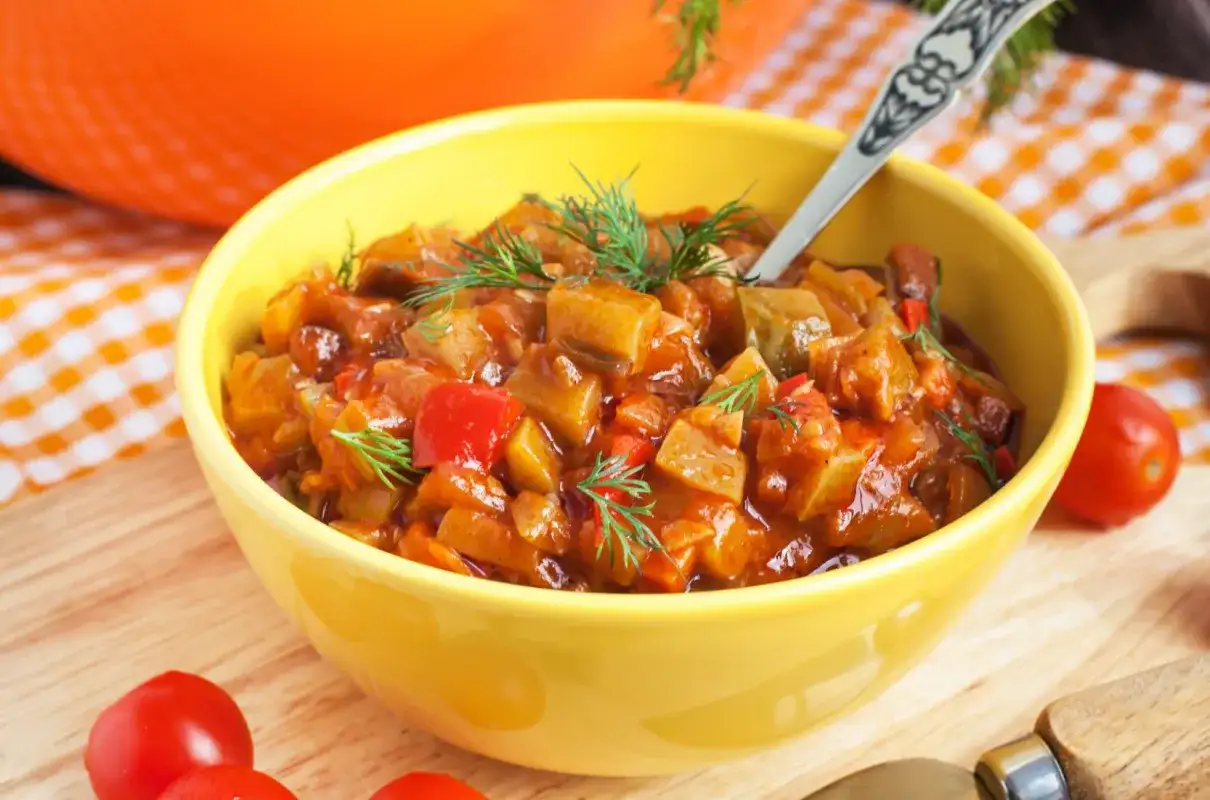 Idealny gulasz: odkryj, jakie warzywa odmienią jego smak!