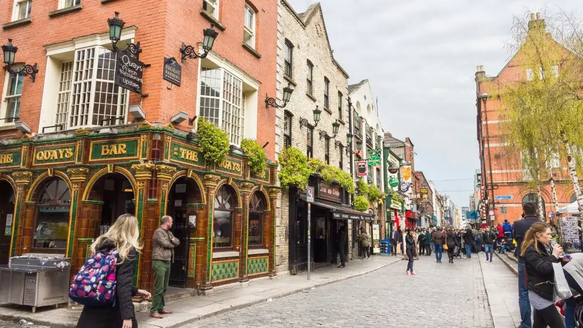 Ile zarabia barman w Irlandii? Fakty, które mogą Cię zaskoczyć