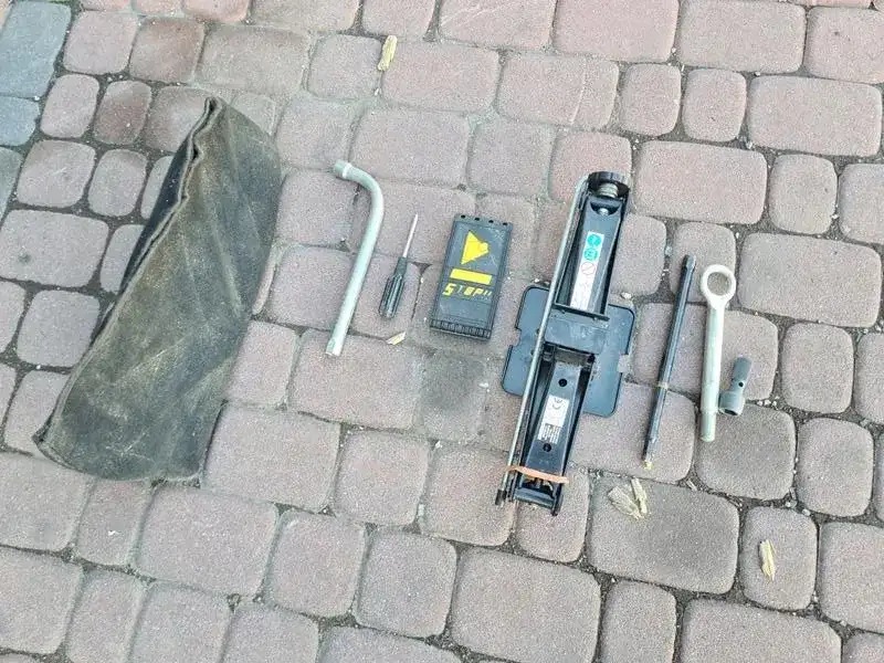 Jak opuścić koło zapasowe Fiat Doblo - proste kroki i porady