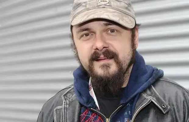 Arkadiusz Jakubik gra rock and roll bez przebaczenia w zespole Dr Misio