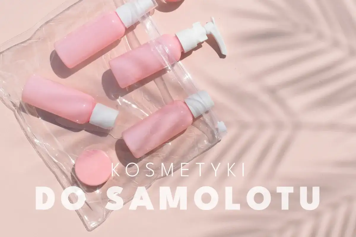 Różowe kosmetyki w przezroczystej kosmetyczce na jasnoróżowym tle.