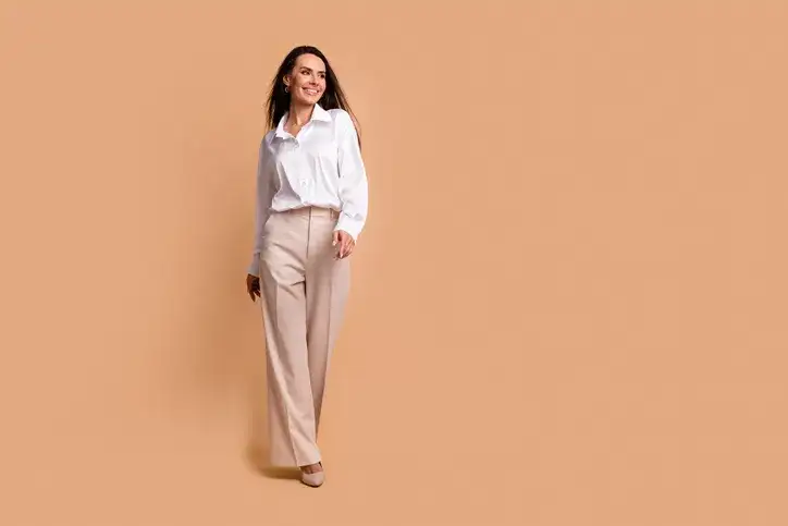 Co ubrać do beżowych spodni, aby wyglądać stylowo i modnie?