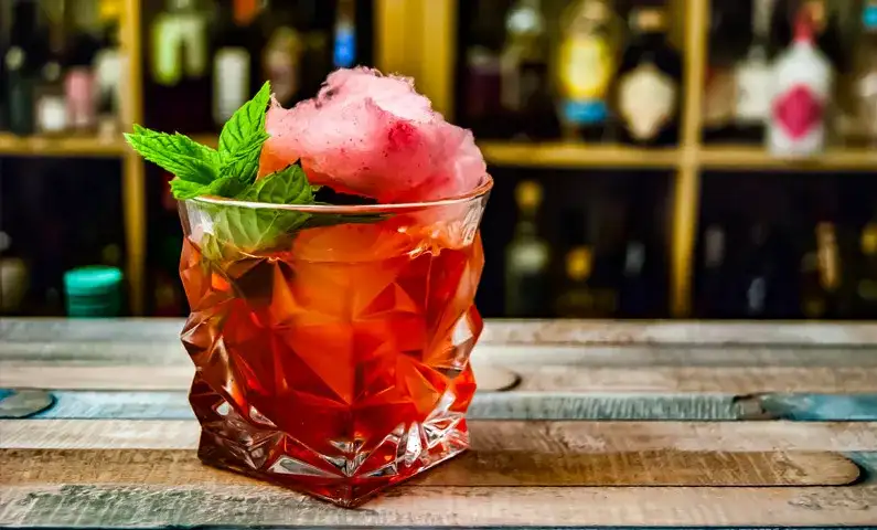 Koktajl bary w Warszawie: niepowtarzalne miejsca i wyjątkowe drinki