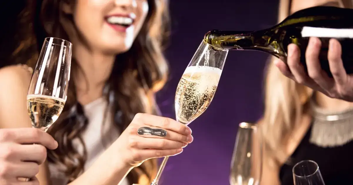 Ile kalorii ma szampan? Zaskakujące różnice w kaloryczności alkoholu