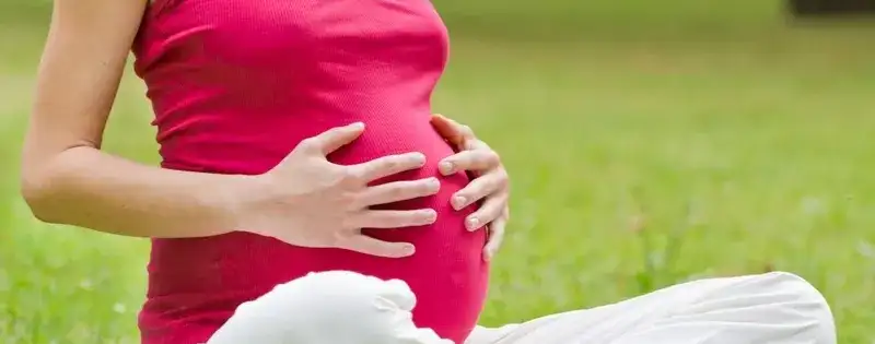 Kiedy twardnieje brzuch przed porodem? Objawy i porady