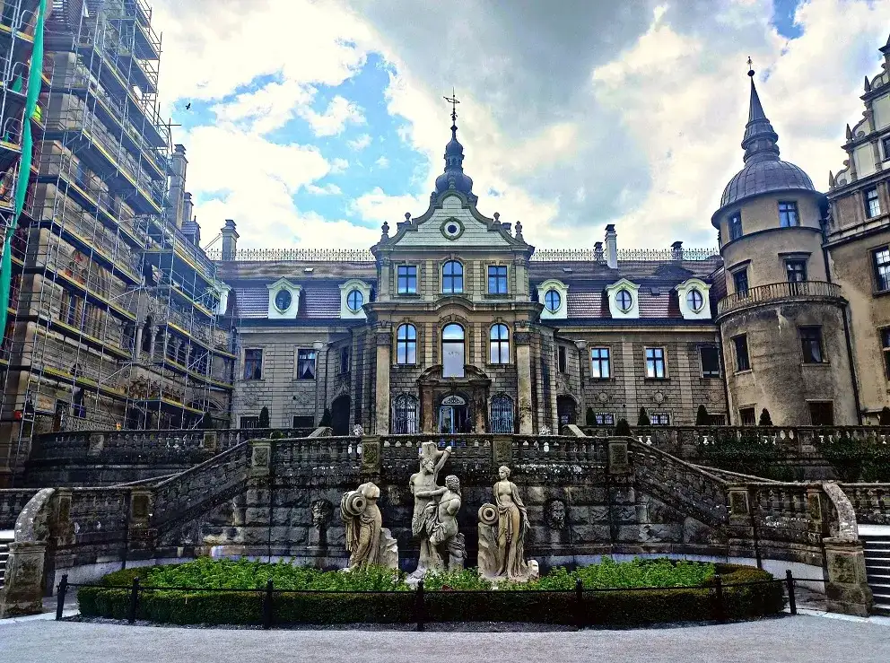 Zamek w Mosznie mem – śmieszne żarty i ich kulturowe znaczenie