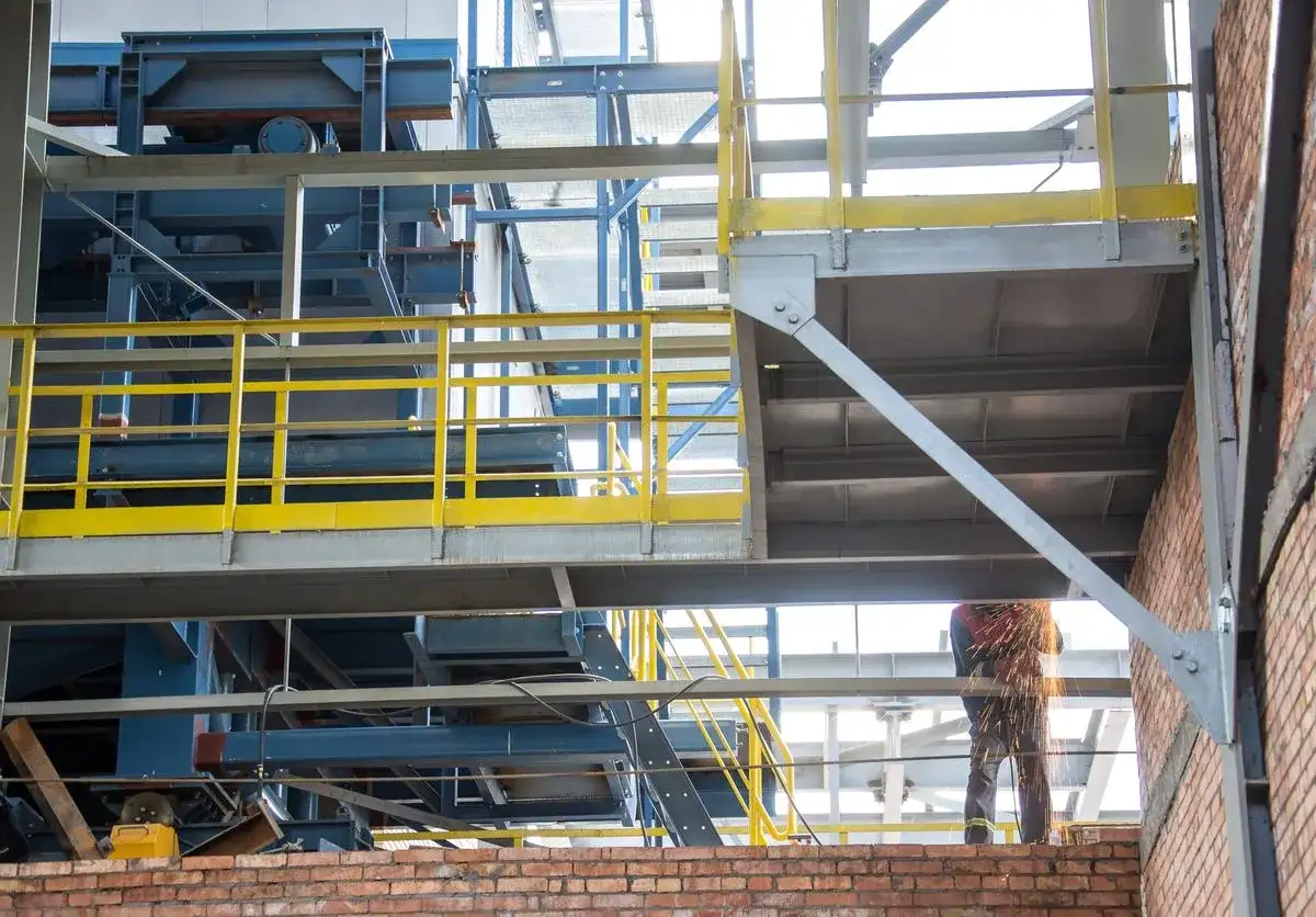 Monter konstrukcji stalowych: Co robi, ile zarabia, jak nim zostać?