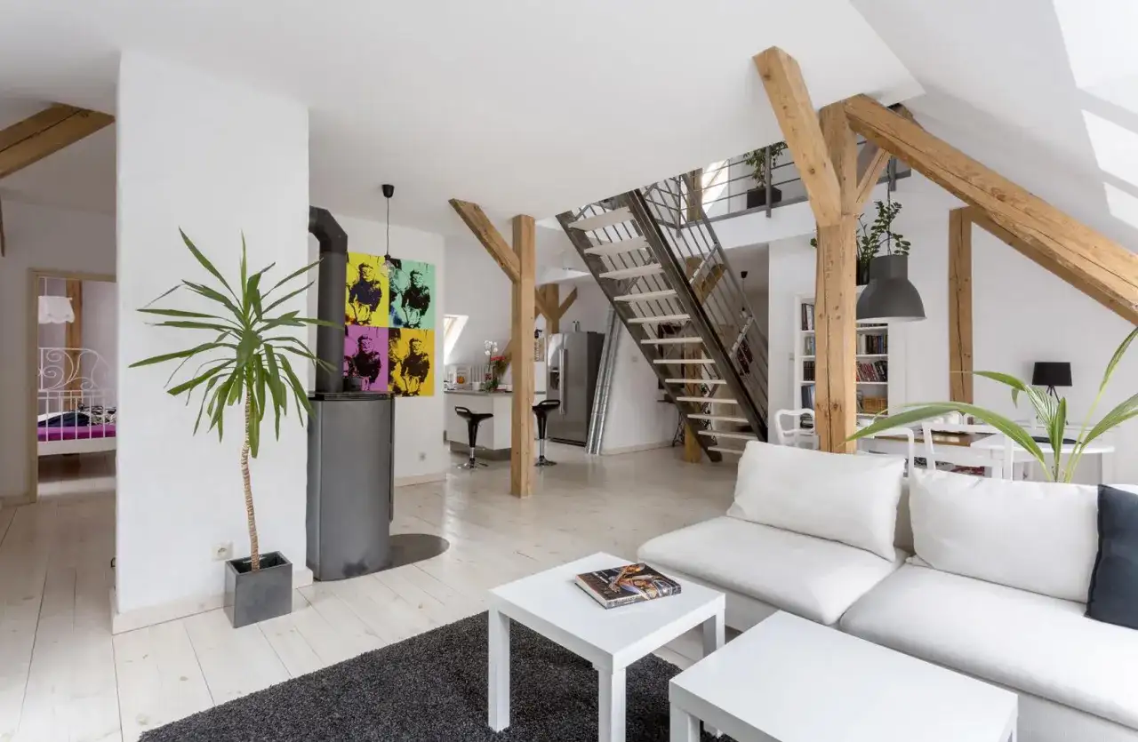 Nowoczesne mieszkanie z widoczną kuchnią, salonem i schodami. Idealne miejsce na zakup mieszkania na firmę.