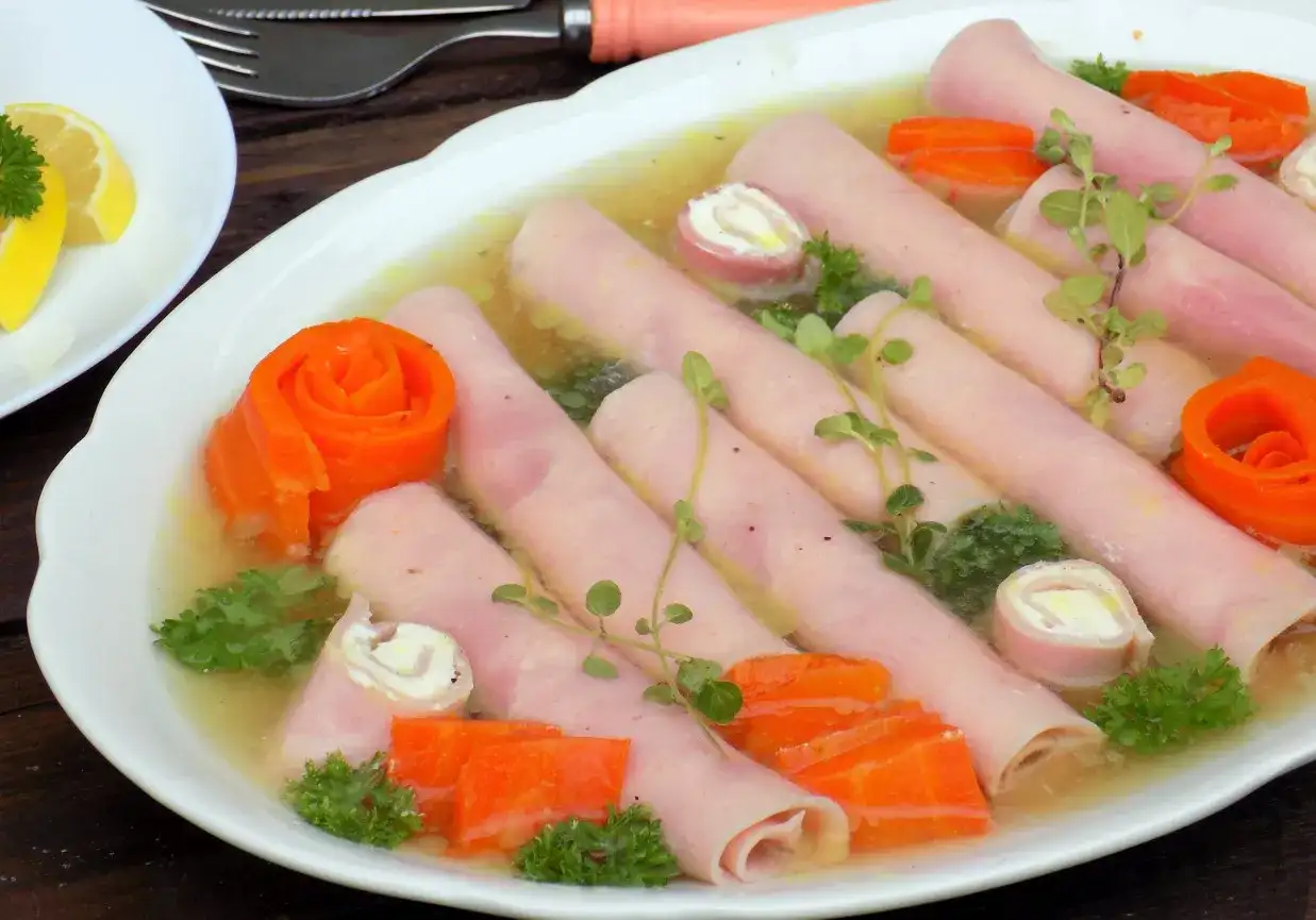 Jak zrobić schab w galarecie z chrzanem - łatwy przepis na smaczną przekąskę