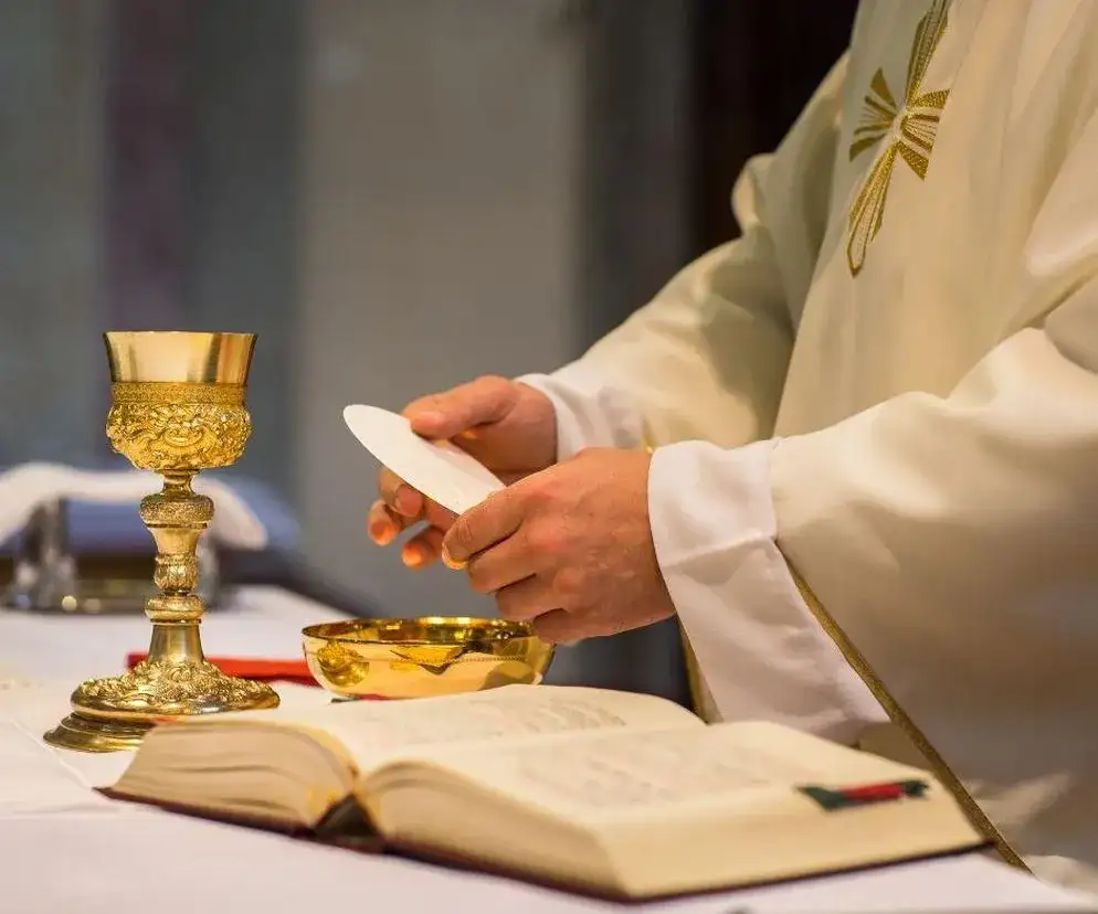 Czy w Nowy Rok trzeba iść do kościoła? Obowiązek mszy i duchowe konsekwencje