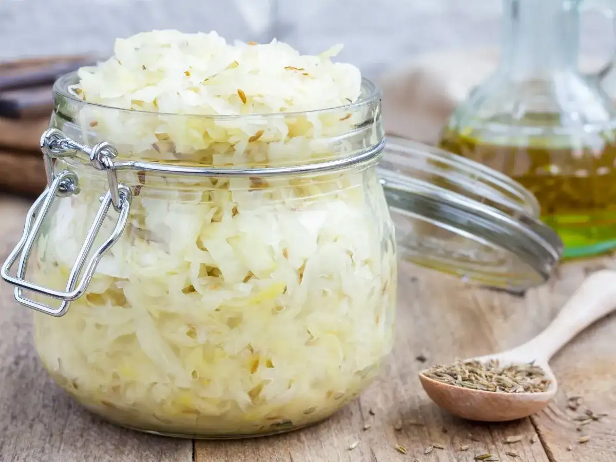 Surówka z kiszonej kapusty - prosty przepis krok po kroku na smaczną surówkę