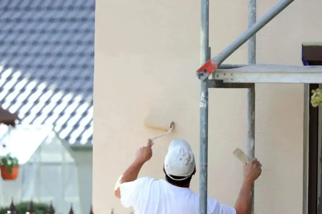 Jak malować elewację wałkiem: unikaj najczęstszych błędów i zyskaj efekt