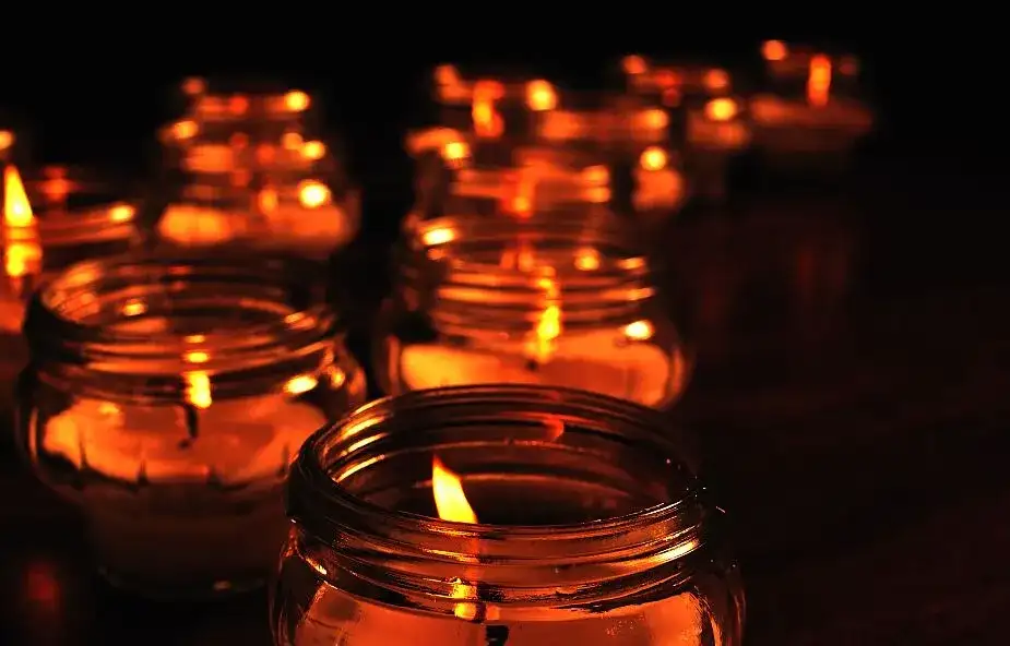 Jakie modlitwy za zmarłego pomogą w trudnych chwilach żalu?