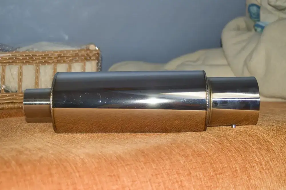 Jak wyciszyć wydech przelotowy i cieszyć się spokojną jazdą samochodem