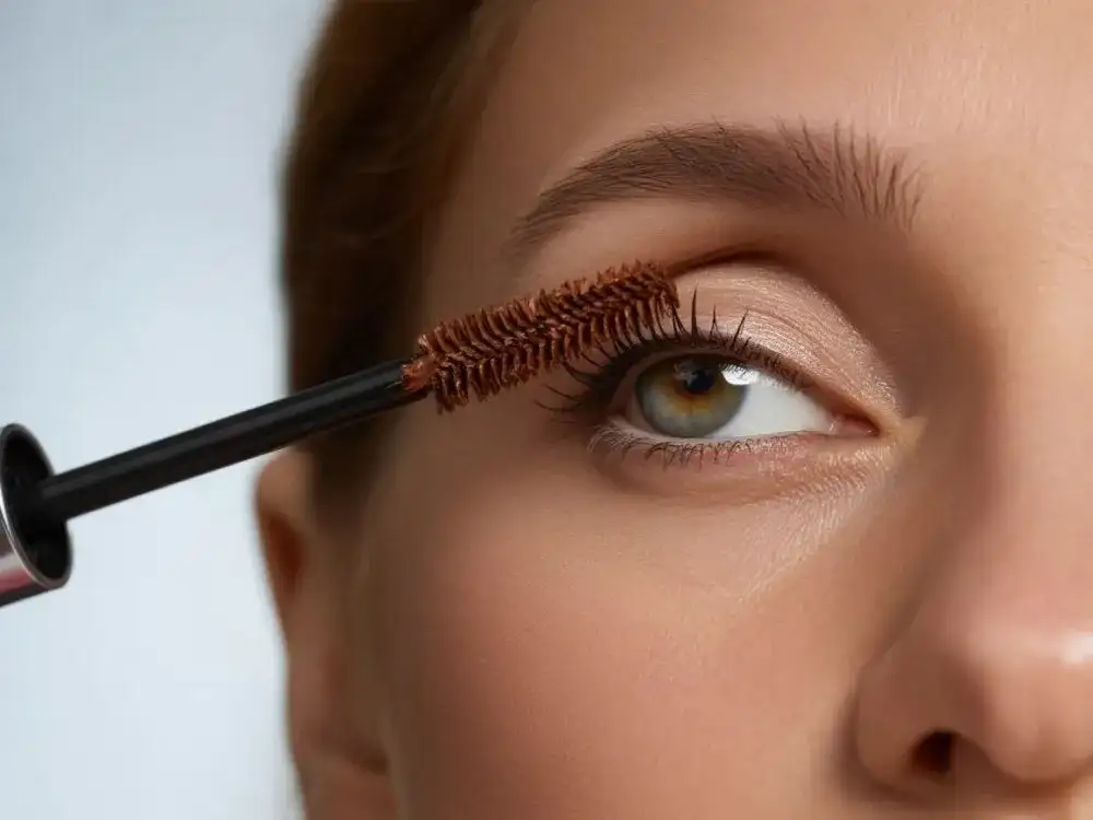 Brązowy tusz do rzęs: dla kogo? Odkryj sekret naturalnego spojrzenia!