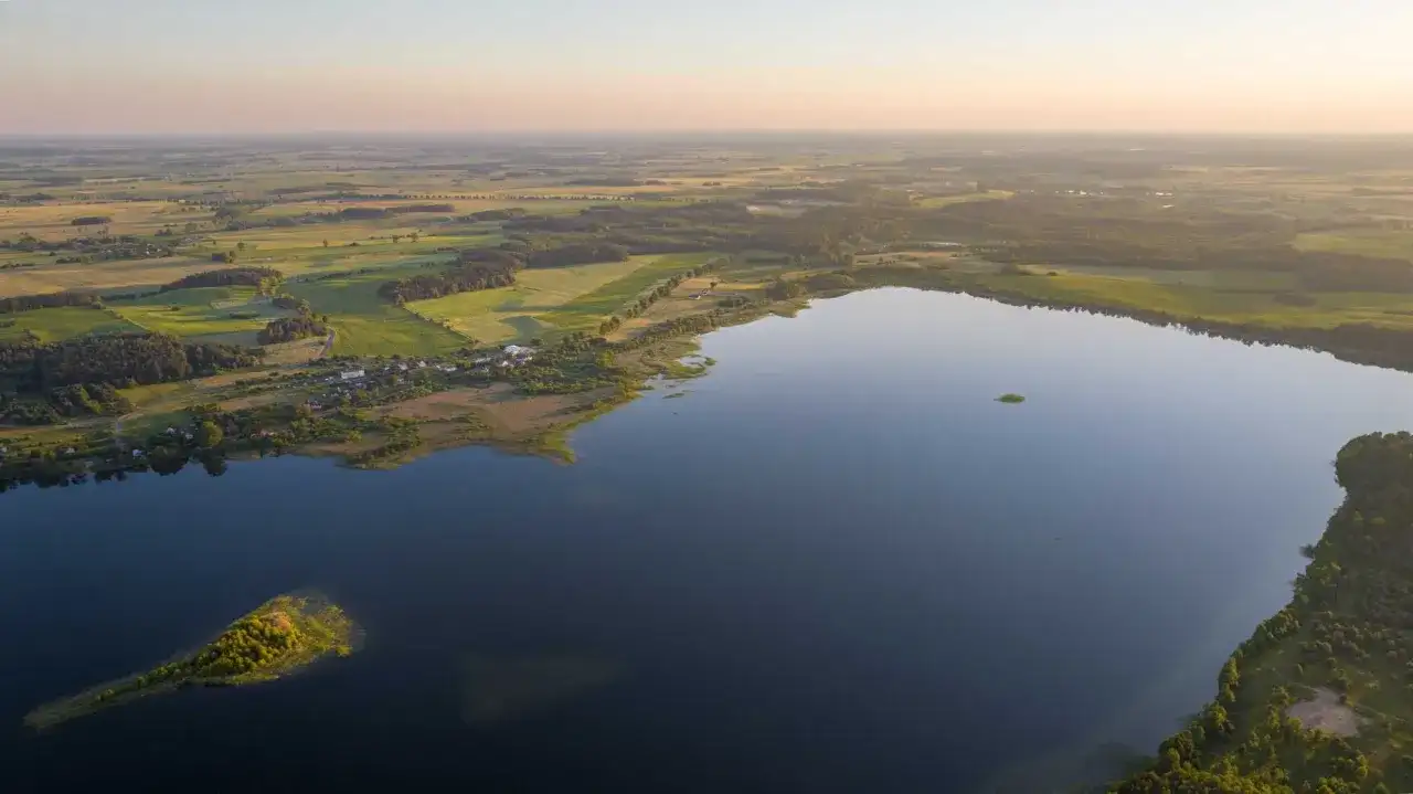 Działka nad jeziorem z linią brzegową w warmińsko-mazurskim – idealna inwestycja