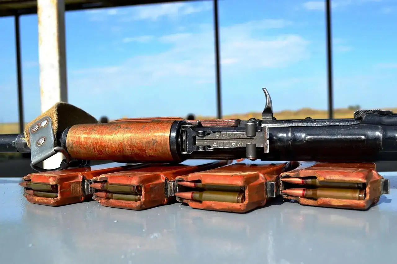 Karabin AK z magazynkami pełnymi naboi. Czy myśliwy może kupić amunicję w Niemczech?