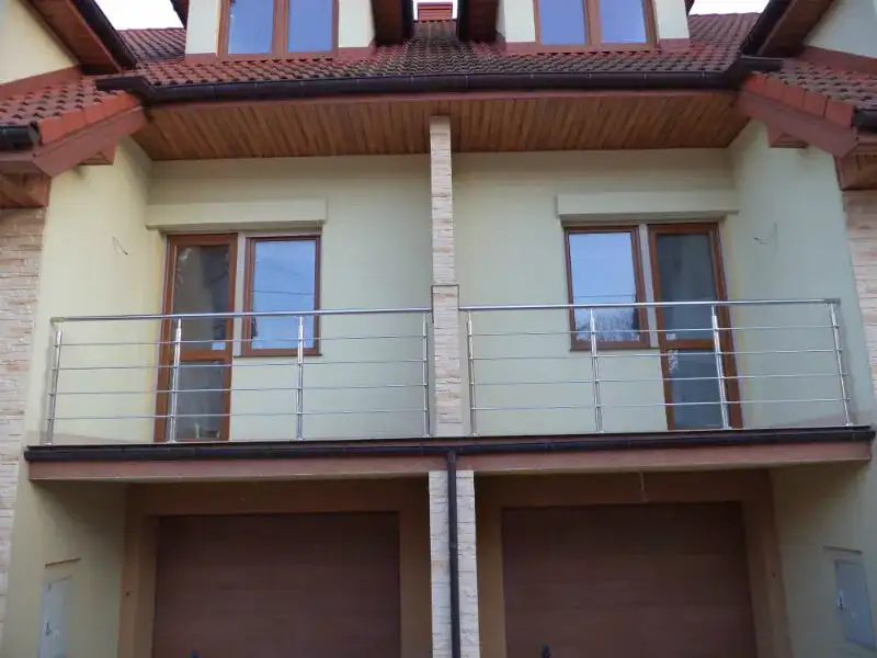 Balustrada przed czy po elewacji: co wybrać, aby uniknąć problemów?