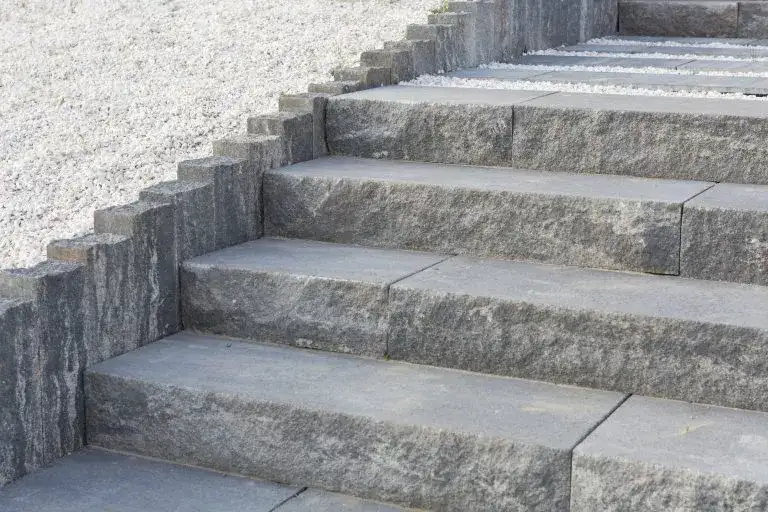 Czym pokryć betonowe schody zewnętrzne, aby uniknąć problemów?