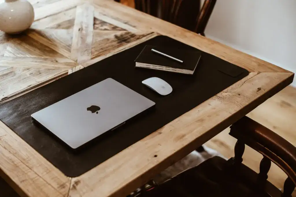 Podkładka na biurko czarna: Jak wybrać najlepszą? 5 cech