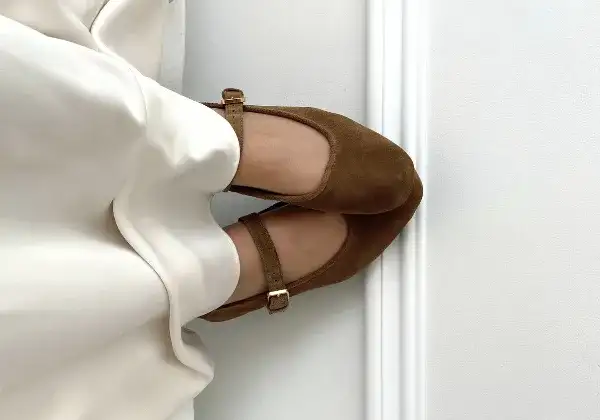 Jak myć zamszowe buty, aby uniknąć zniszczeń i plam?