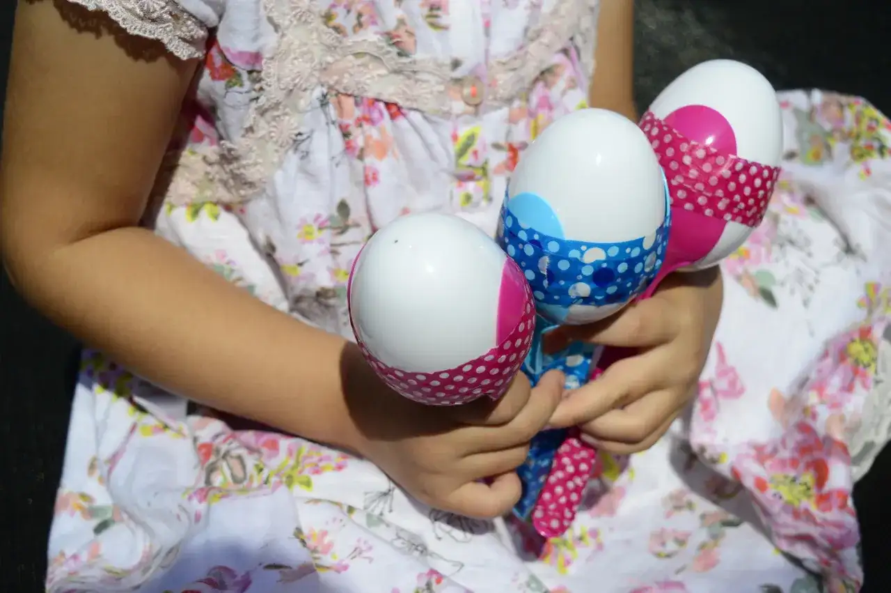 Jak stworzyć grzechotki DIY z materiałów, które masz w domu