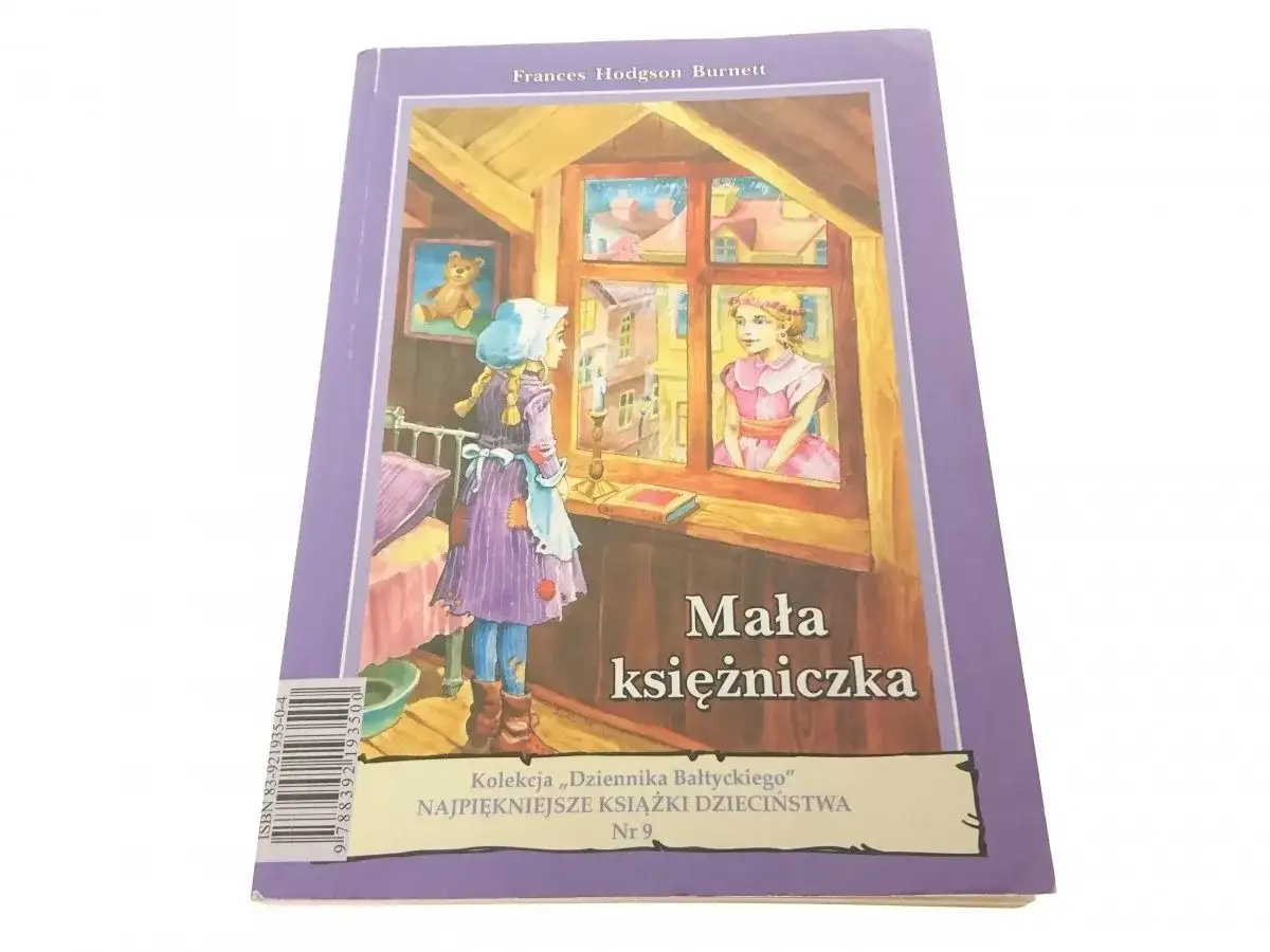 Recenzja książki "Mała Księżniczka" Frances Hodgson Burnett. Ilustracja przedstawia dwie dziewczynki, jedna w ubogim stroju, druga w sukni, patrzące przez okno.