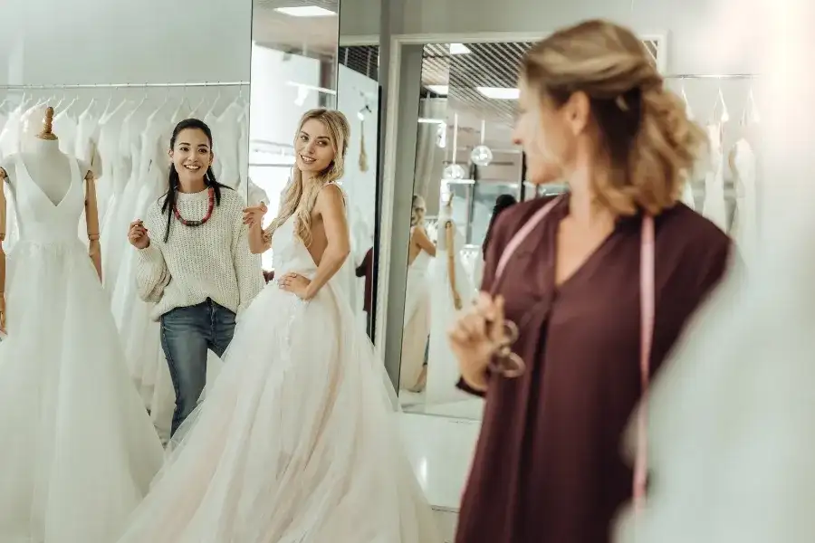 Przymiarka sukni ślubnej: Ile zapłacisz i jak odzyskać pieniądze?