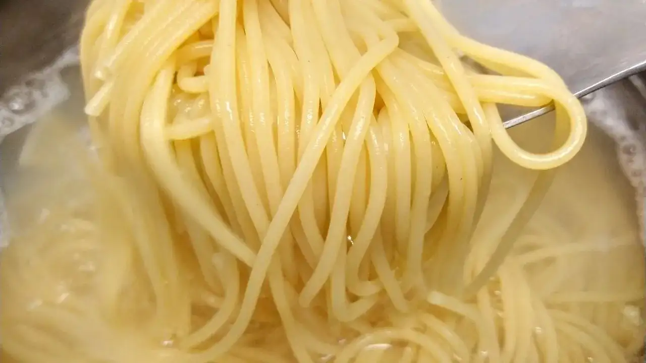 Jak idealnie ugotować makaron spaghetti al dente i uniknąć błędów