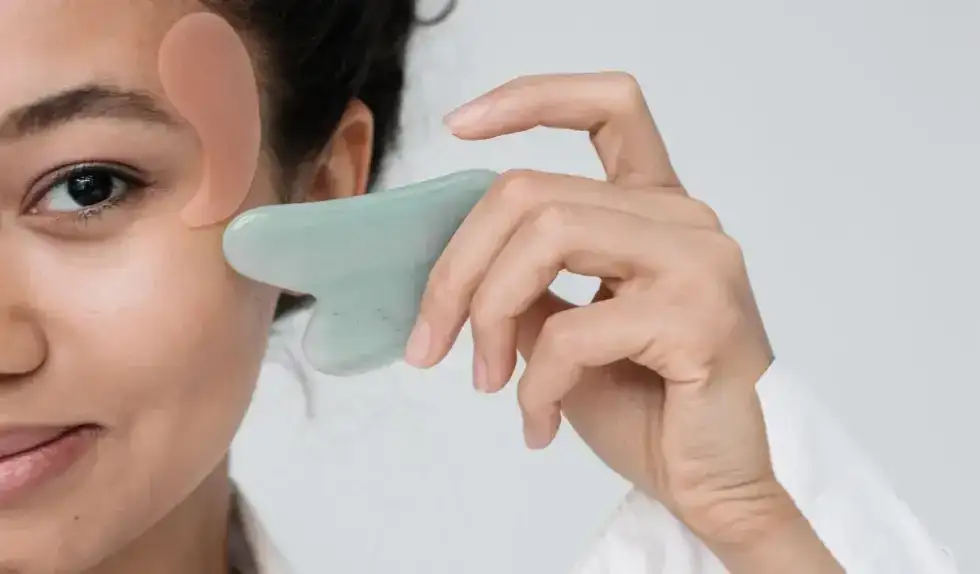 Skuteczny demakijaż: Czym zmywać makijaż, by cera była zdrowa?