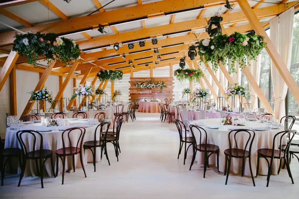 Jak samemu udekorować salę na wesele - proste pomysły i inspiracje