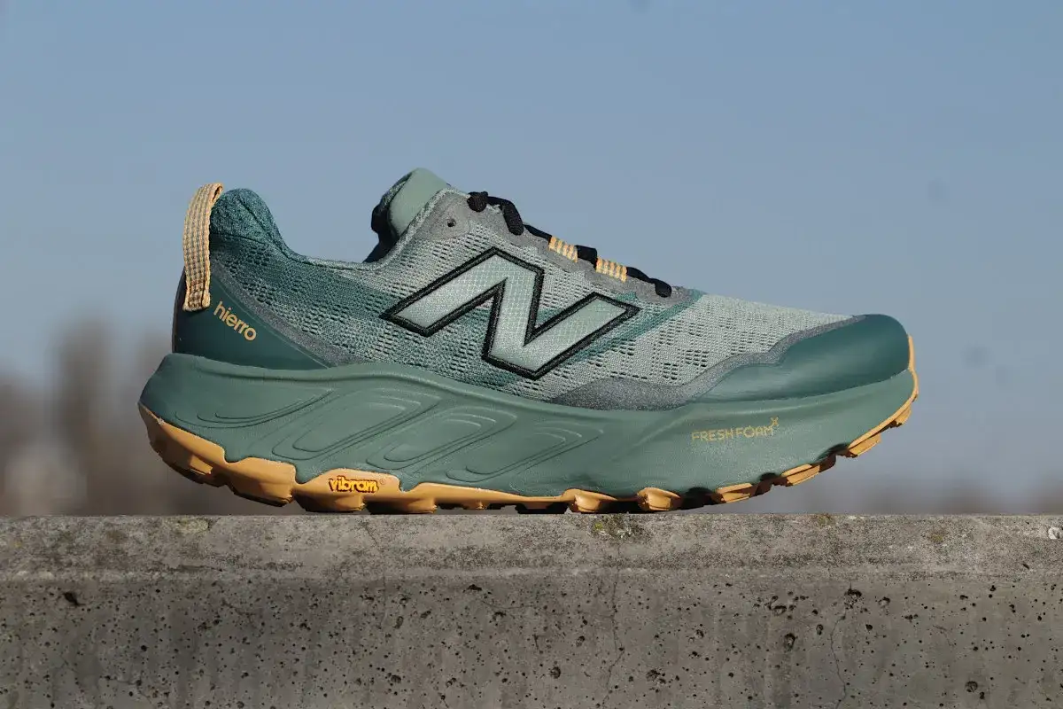 Buty New Balance Hierro v7 w kolorze zielonym z żółtą podeszwą.