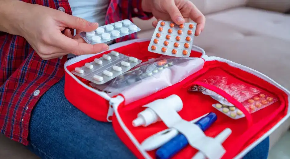 Apteczka stomatologiczna: Obowiązkowe leki i sprzęt. Czy ratujesz życie?