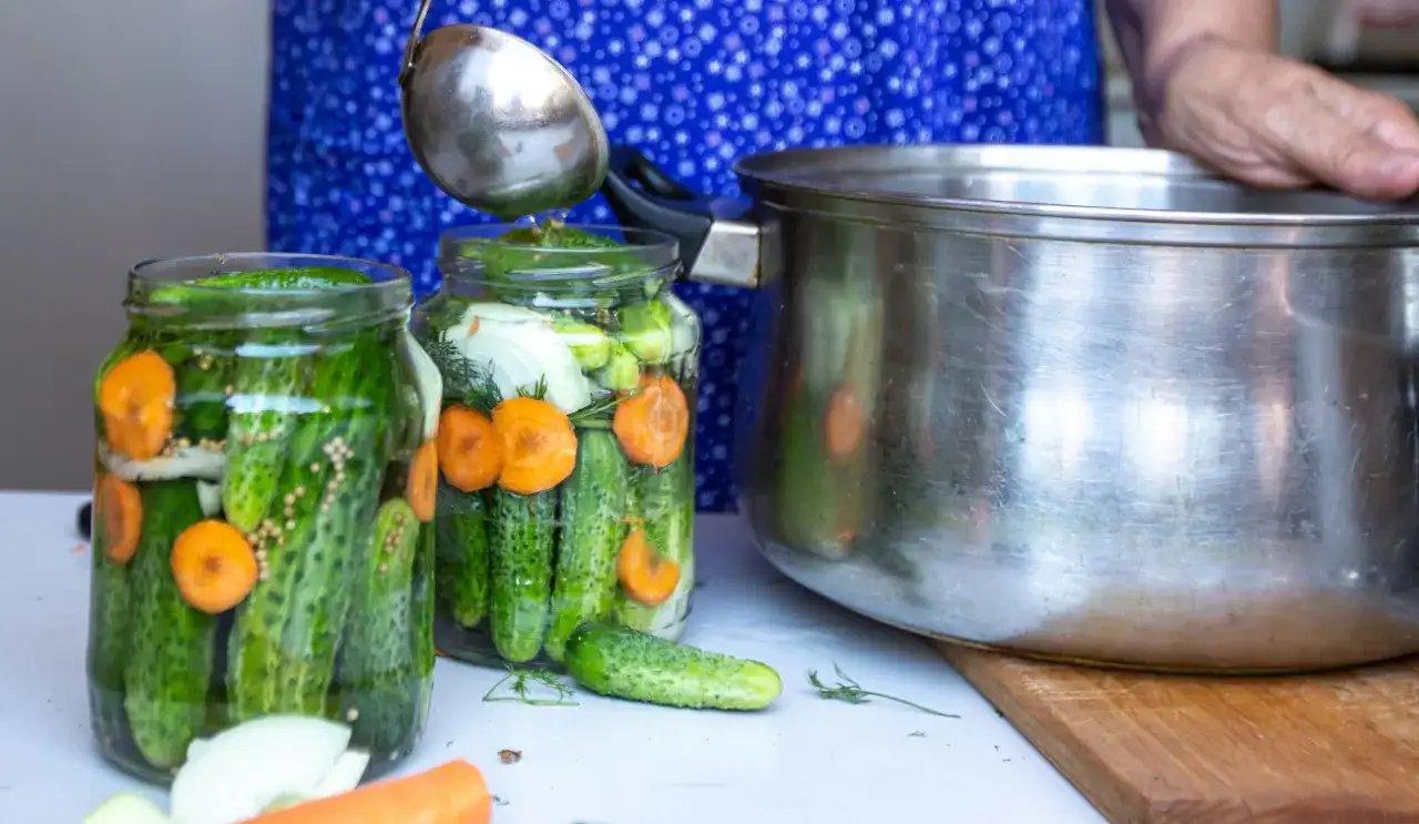 Czy ogórki do kiszenia zalewać wrzątkiem? Oto prawda o metodach kiszenia