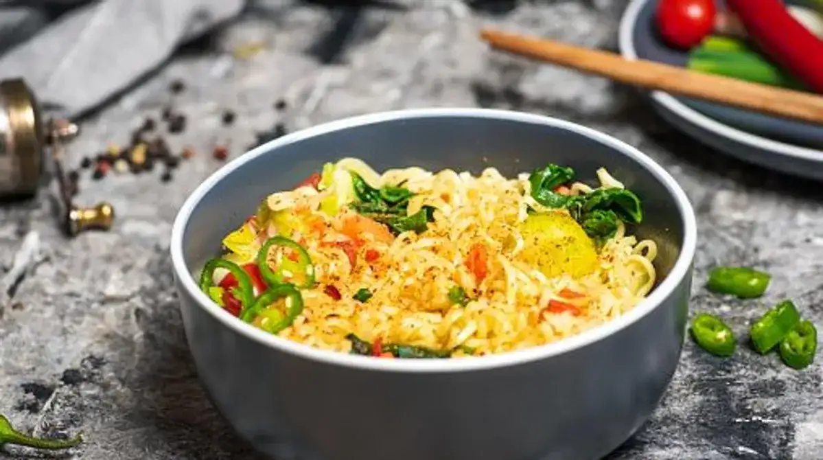 Jak zrobić sałatkę z zupek chińskich - szybki i pyszny przepis na każdą okazję